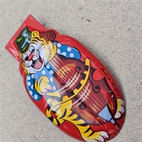 klik-klik-metal-stribet-tiger-blaa-troeje-hvide-prikker-spiller-bas-gammelt-metallegetoej